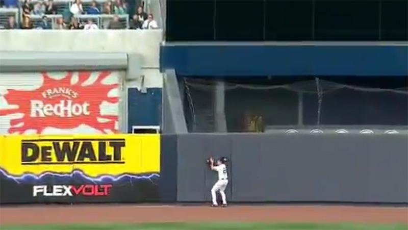 Jacoby%20Ellsbury%20menabrak%20tembok%20pembatas%20kursi%20penonton%20dengan%20lapangan%20pertandingan.