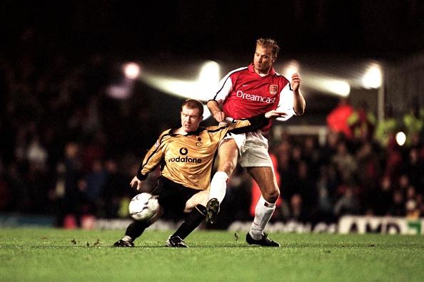 Paul Scholes dalam laga melawan Arsenal di tahun 2001 silam. Copyright: Mike Egerton/EMPICS via Getty Images