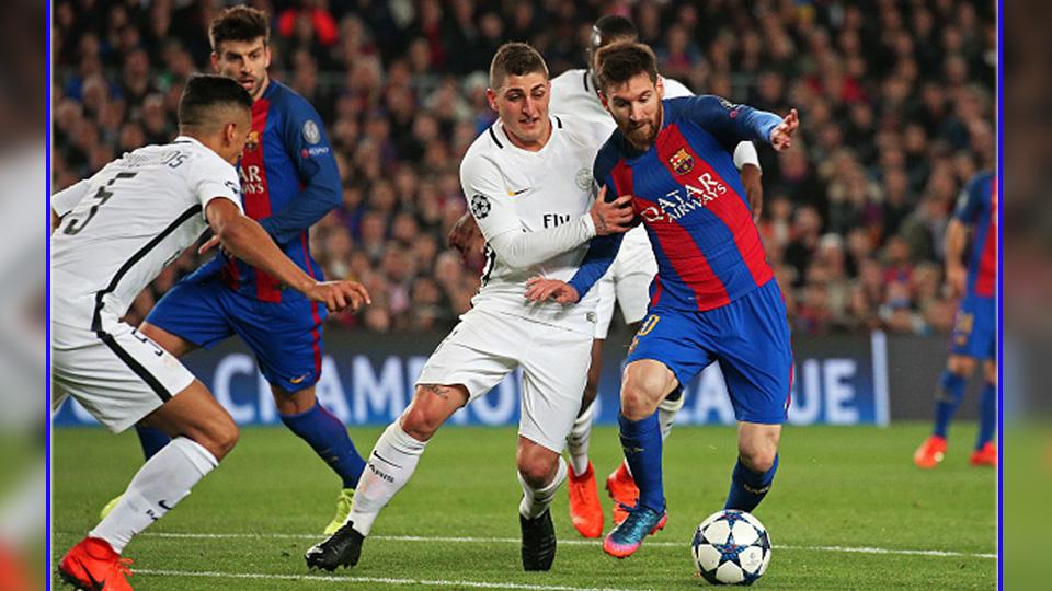 Gelandang bertahan PSG, Marco Verratti (tengah) saat menjaga pergerakkan dari striker Barcelona, Lionel Messi. Copyright: Urbanandsport/NurPhoto via Getty Images