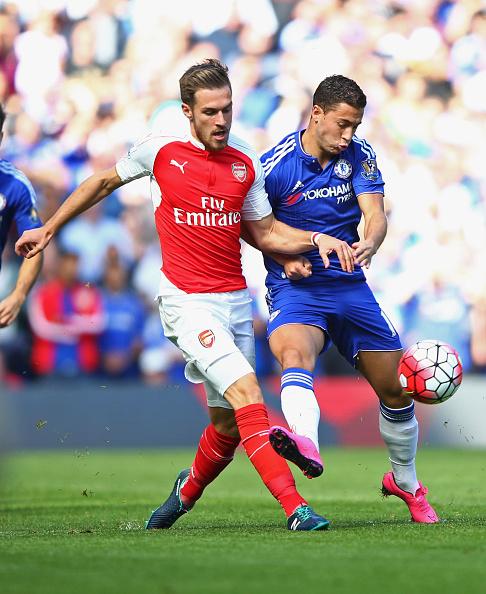 Gelandang serang Arsenal, Aaron Ramsey saat berduel dengan pemain megabintang Chelsea, Eden Hazard. Copyright: Ian Walton/Getty Images