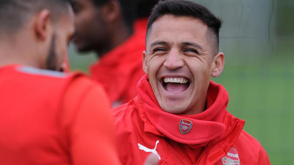 Pemain bintang Arsenal, Alexis Sanchez mengaku selalu tersenyum. Copyright: EveningStandard