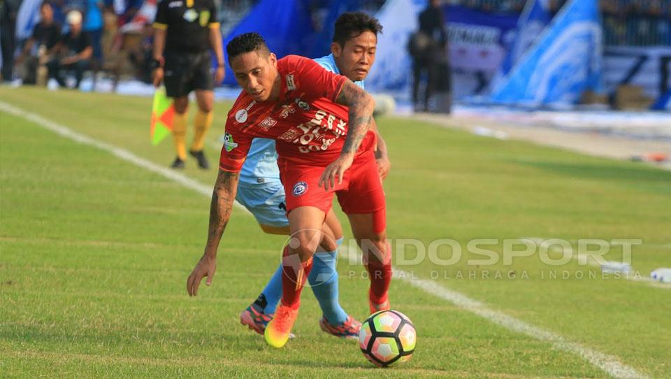 Juan Pablo Pino saat melawan Persela Copyright: Ian Setiawan/Indosport