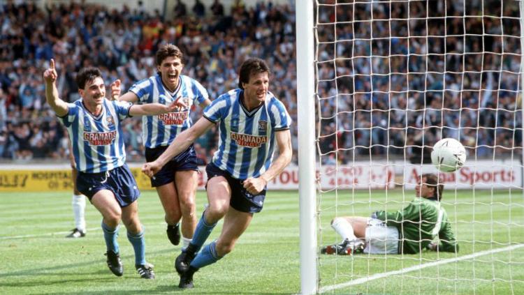 Coventry City berhasil mengalahkan Tottenham Hotspur lewat gol bunuh diri penggawa Spurs. Copyright: Getty Images/The Sun