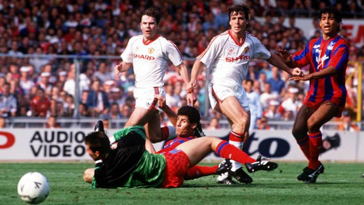 Gol milik Mark Hughes memaksa Crystal Palace melakoni laga ulang. - INDOSPORT
