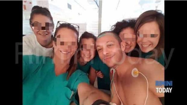 Valentino Rossi berfoto selfie dengan para perawat yang merawatnya usai kecelakaan saat latihan motocross. Copyright: gazzetta.it