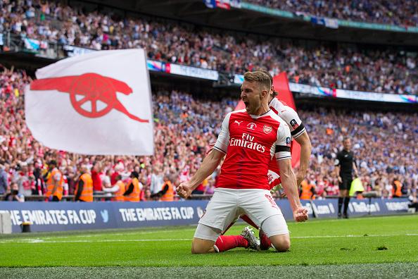 Aaron Ramsey merayakan golnya ke arah tribun penonton. Copyright: Getty Images