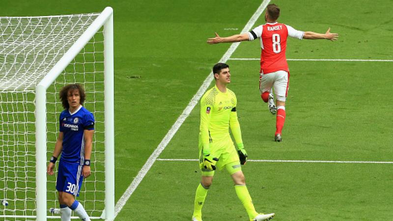 Aaron Ramsey (kanan) merayakan golnya ke gawang Chelsea.