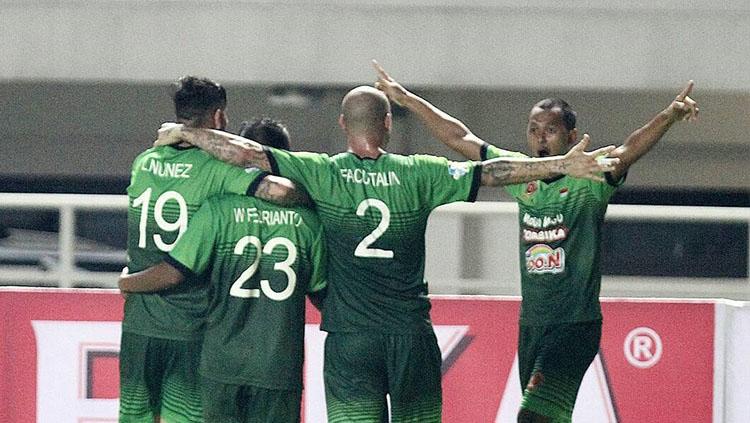 Para pemain PS TNI meluapkan kegembiraan usai mencetak gol ke gawang Persela Lamongan. Copyright: Instagram @pstni_official