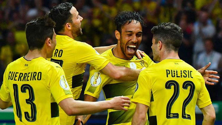 Selebrasi para pemain Borussia Dortmund saat membobol gawang Frankfurt. - INDOSPORT