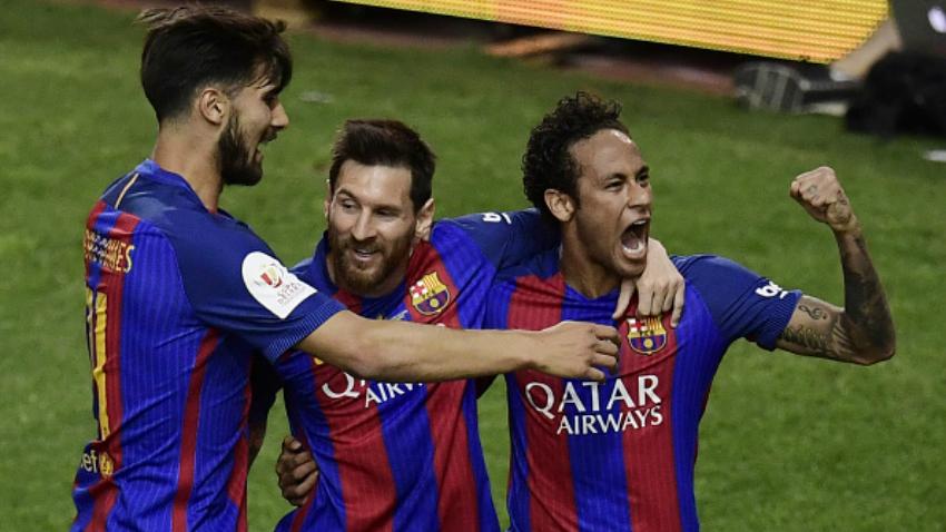 Skuat Barcelona merayakan gol Lionel Messi di babak pertama. Copyright: JAVIER SORIANO / Staff via Getty Images