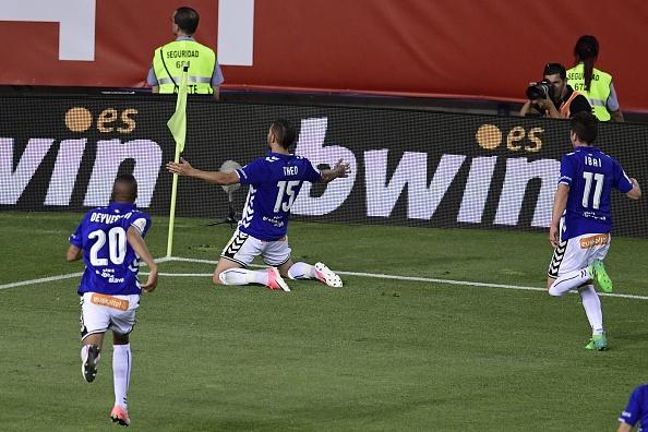 Theo Hernandez merayakan golnya di babak pertama Copyright: Getty Images