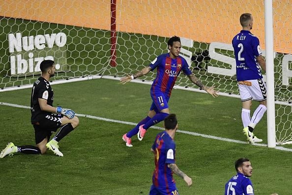 Neymar merayakan golnya di babak pertama. Copyright: Getty Images