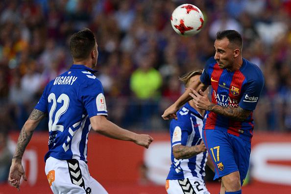 Paco Alcacer menyundul bola yang berujung gol untuk Barcelona di babak pertama. Copyright: Getty Images