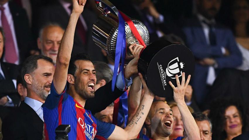 Skuat Barcelona mengangkat piala Copa del Rey. Copyright: David Ramos / Staff via Getty Images