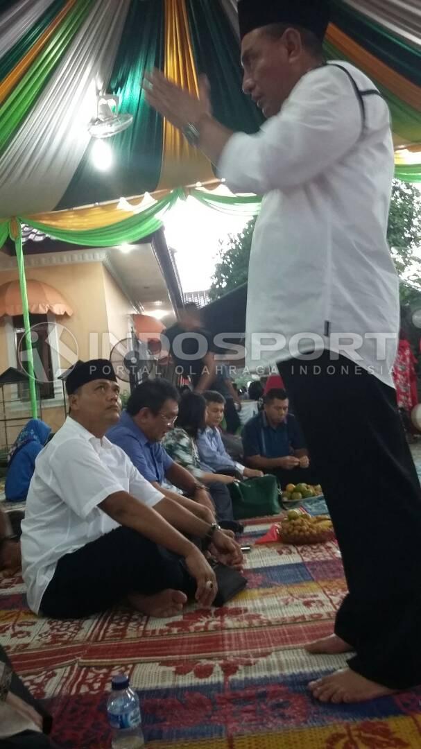 Para pengurus dan pemain PSMS saat berada di kediaman Edy Rahmayadi. Copyright: Kesuma Ramadhan/INDOSPORT