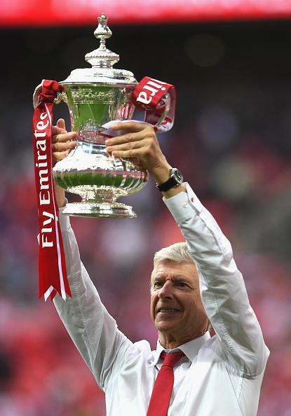 Pelatih Arsenal, Arsene Wenger bersama trofi Piala FA. Copyright: Mike Hewitt/GettyImages