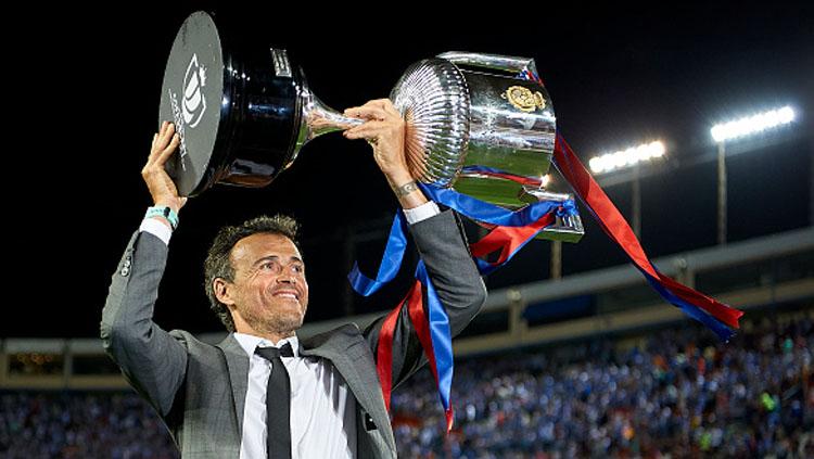 Luis Enrique saat melakukan selebrasi dengan piala Copa Del Rey. Copyright: fotopress/Getty Images