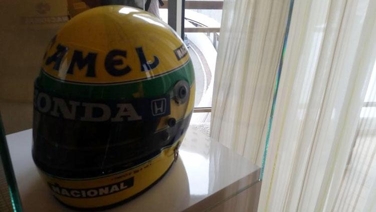 Helm peninggalan milik legenda Formula 1, Ayrton Senna berhasil dilelang dengan harga fantastis. Bahkan nilai tersebut mengalahkan helm Michael Schumacher - INDOSPORT