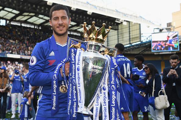 Pemain megabintang Chelsea, Eden Hazard bersama trofi Liga Primer Inggris. Copyright: Michael Regan/Getty Images