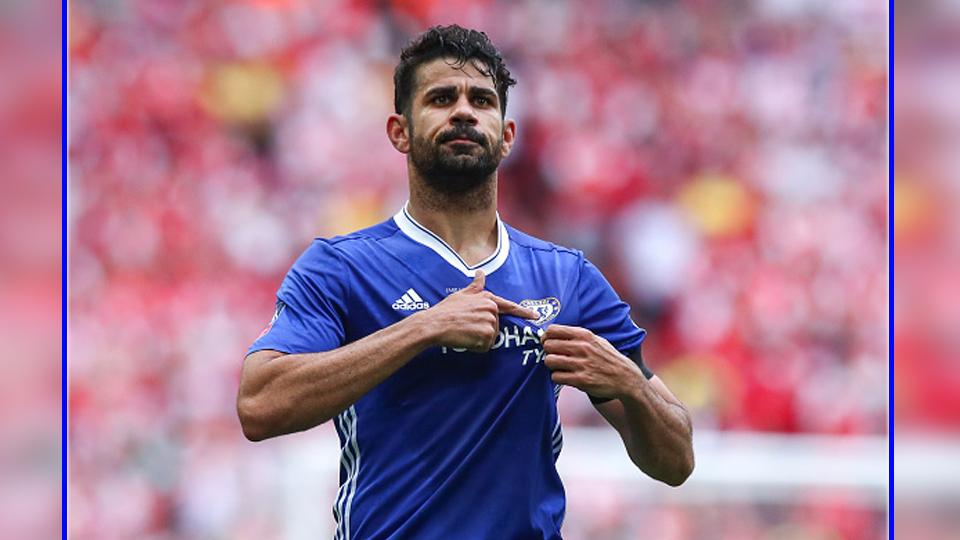 Selebrasi Diego Costa menunjukkan logo klubnya, Chelsea menandakan jika dirinya akan tetap bertahan pada musim depan. Copyright: Robbie Jay Barratt - AMA/Getty Images