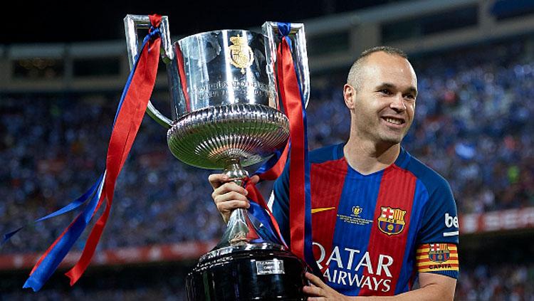 Andres Iniesta selebrasi bersama trofi Copa Del Rey. Copyright: fotopress/Getty Images