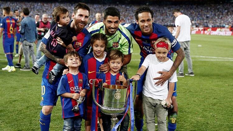 Lionel Messi, Luis Suarez, dan Neymar JR tengah melakukan foto bersama. Copyright: Burak Akbulut/Anadolu Agency/Getty Images