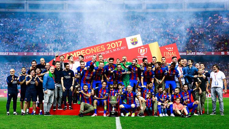 Tim Barcelona tengah melakukan foto bersama sebagai juara Copa Del Rey. Copyright: Gonzalo Arroyo Moreno/Getty Images