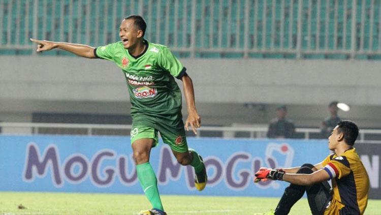 Sansan Fauzi Husaeni usai mencetak gol ke gawang Persela Lamongan.