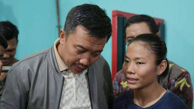 Menpora%2C%20Imam%20Nahrawi%2C%20saat%20mengunjungi%20kediaman%20sandra%20diana%20sari.