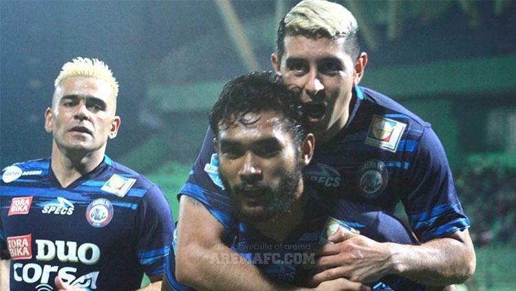 Selebrasi para pemain Arema FC usai membobol gawang Mitra Kukar. Copyright: Instagram @aremafcofficial