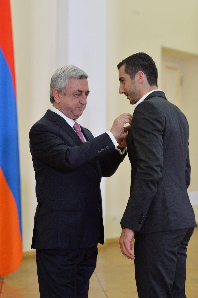 Henrikh Mkhitaryan menerima penghargaan dari Presiden Armenia, Serzh Sargsyan. Copyright: Twitter/@HenrikhMkh