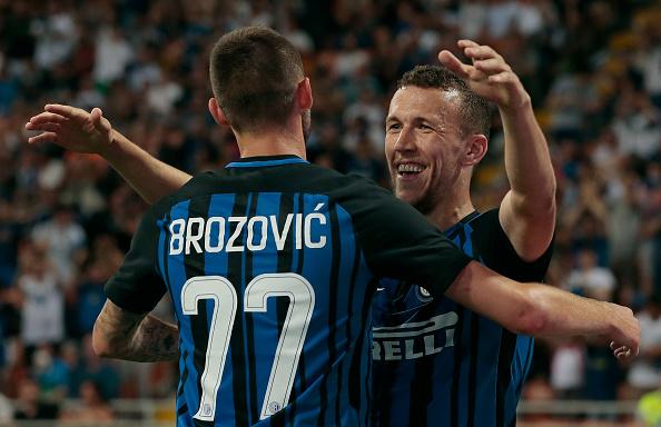 Ivan Perisic berselebrasi dengan Marcelo Brozovic pasca mencetak gol kedua untuk Inter. Copyright: Getty Images