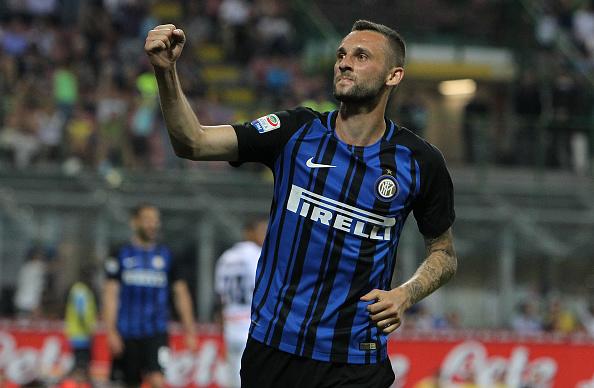 Marcelo Brozovic merayakan gol ketiga untuk Inter Milan di babak pertama. Copyright: Getty Images