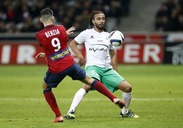 Benoit Assou-Ekotto (dalam balutan seragam Saint-Etienne) mengungkapkan dirinya masih ingin bermain sepakbola. Copyright: Jean Catuffe/Getty Images