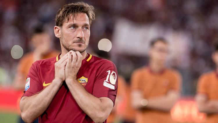 Kapten AS Roma, Francesco Totti memainkan laga terakhirnya bersama Serigala Ibu Kota kontra Genoa. Copyright: Giuseppe Maffia/NurPhoto via Getty Images