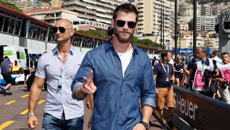 Aktor Australia, Chris Hemsworth, saat akan menyaksikan GP Monaco.