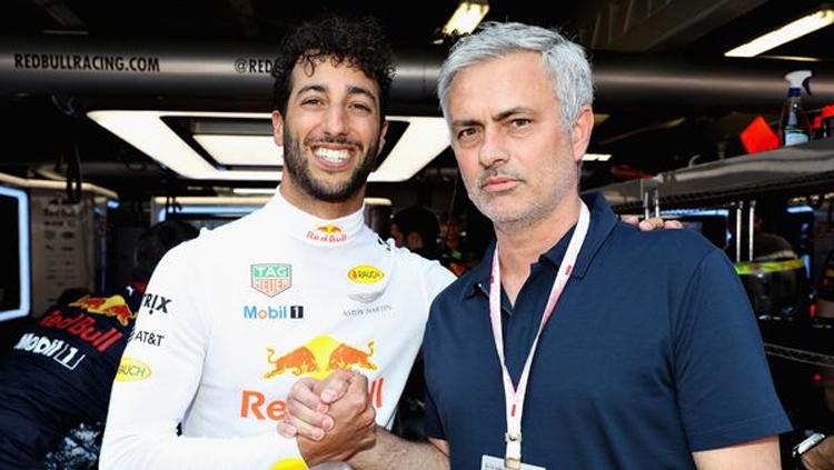 Jose Mourinho berfoto bersama Daniel Ricciardo saat kualifikasi GP Monaco.