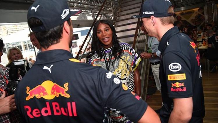 Pasangan pembalap Red Bull, Daniel Ricciardo dan Max Verstappen berpose bersama Serena Williams.