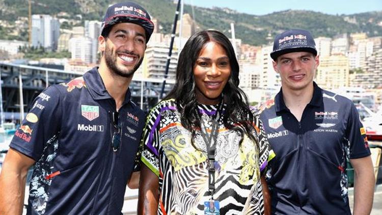 Pasangan pembalap Red Bull, Daniel Ricciardo dan Max Verstappen berpose bersama Serena Williams. Copyright: skysports.com