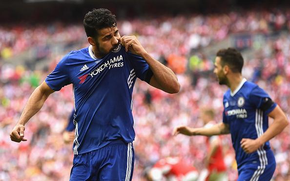 Diego Costa membuktikan jika dirinya masih setia untuk Chelsea, yaitu dengan cara mencium logo yang ada pada bajunya. Copyright: Mike Hewitt/GettyImages