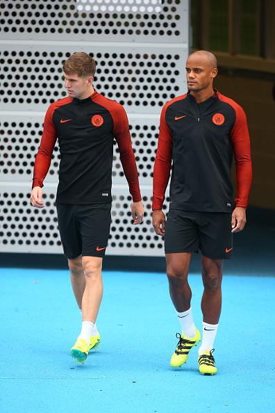 John Stones dan Vincent Kompany, saat sedang ingin latihan. Copyright: Dave Thompson/Getty Images