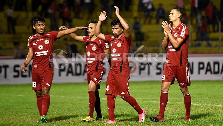 Tambun Dibty Naibaho rayakan golnya ke gawang Persiba Balikpapan. Copyright: Taufik Hidayat/Indosport