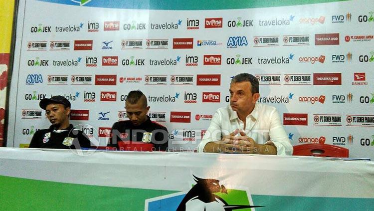 Milomir Seslija saat menjalani konferensi pers usai kalah dari Semen Padang. Copyright: Taufik Hidayat/Indosport