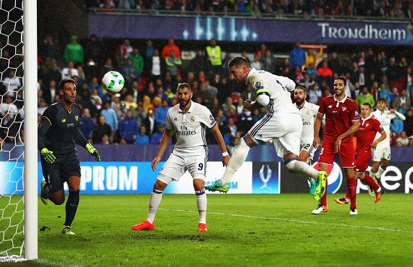 Bek Real Madrid, Sergio Ramos mencetak gol di menit akhir kontra Sevilla di UEFA Super Cup. Copyright: Michael Steele/Getty Images