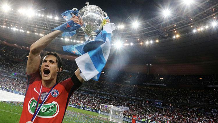 Edinson Cavani selebrasi dengan mengangkat trofi piala Prancis. Copyright: Xavier Laine/Getty Images