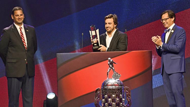 Fernando Alonso menerima penghargaan Rookie of the Year. Copyright: Indicar