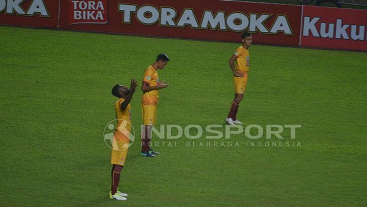 Rudolof Yanto Basna tak ikut dalam rombongan pemain Sriwijaya FC saat berlaga melawan Persela Lamongan. Copyright: Muhammad Effendi/Indosport