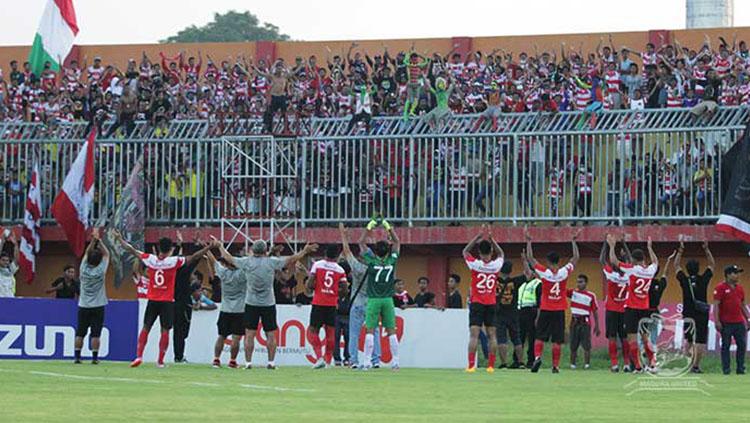 Para pemain Madura United memberikan apresiasi kepada para suporter setianya. Copyright: Maduraunitedfc.com