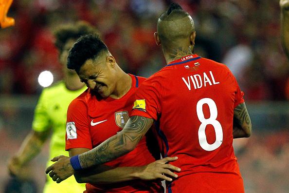 Bintang Timnas Chile, Alexis Sanchez dan Arturo Vidal. Copyright: CLAUDIO REYES/AFP/Getty Images