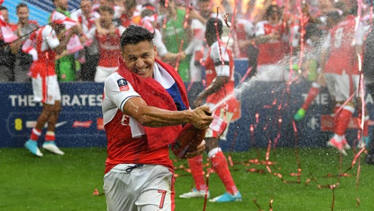 Bintang Arsenal, Alexis Sanchez tengah berselebrasi atas kemenangan di final Piala FA. Copyright: Laurence Griffiths/Getty Images
